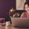 DXLIVEの報酬と収入目安を確認する女性